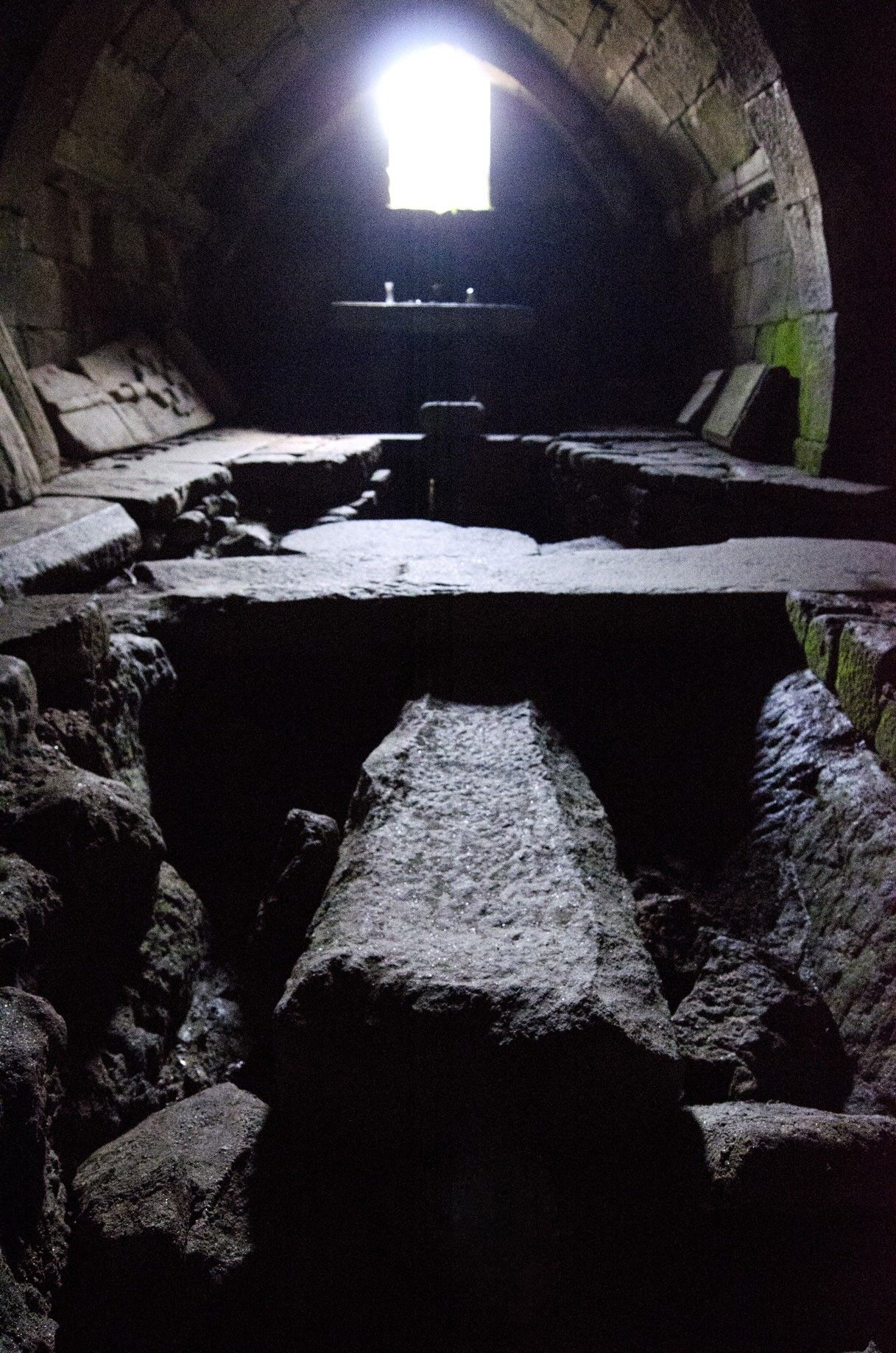 Interior de la cripta, con la sauna castrexa, conocida como el Horno de la Santa