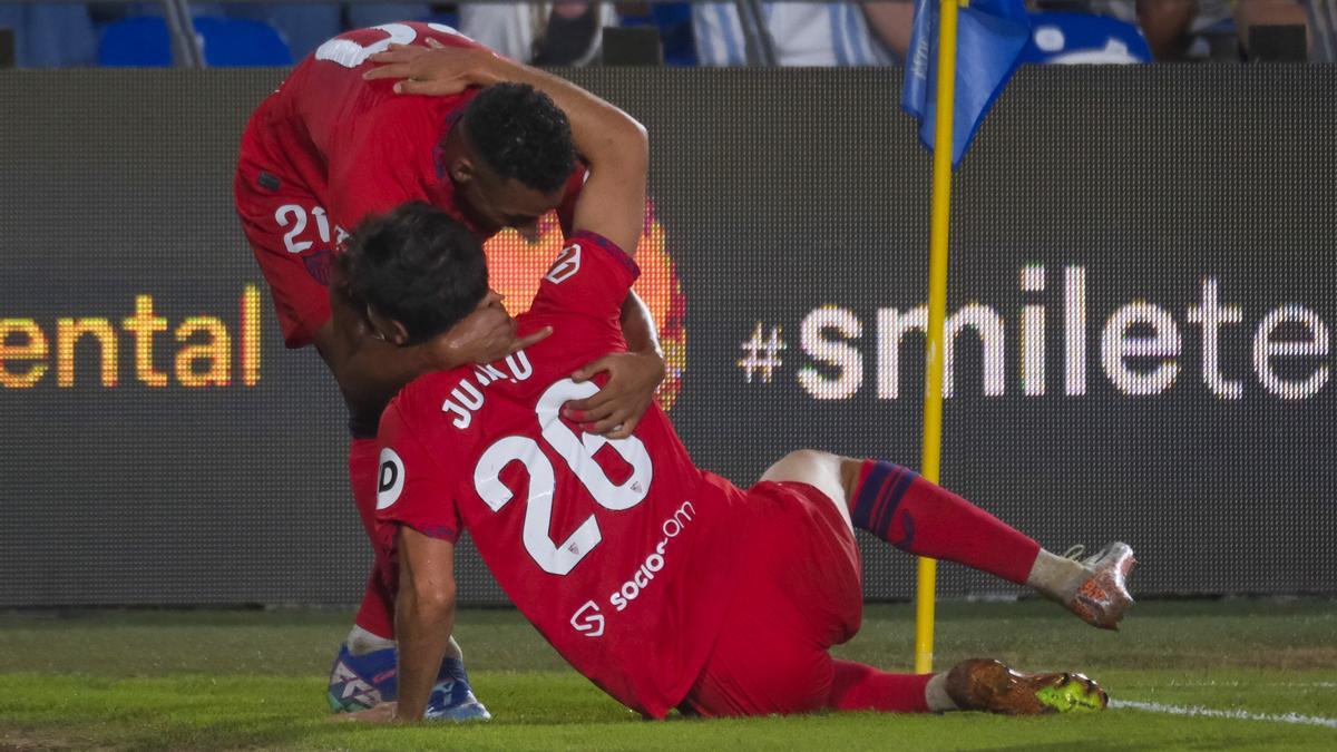 El centrocampista del Sevilla Juanlu celebra su gol, segundo del equipo, durante el partido de LaLiga entre la UD Las Palmas y el Sevilla FC, este viernes en el estadio de Gran Canaria.