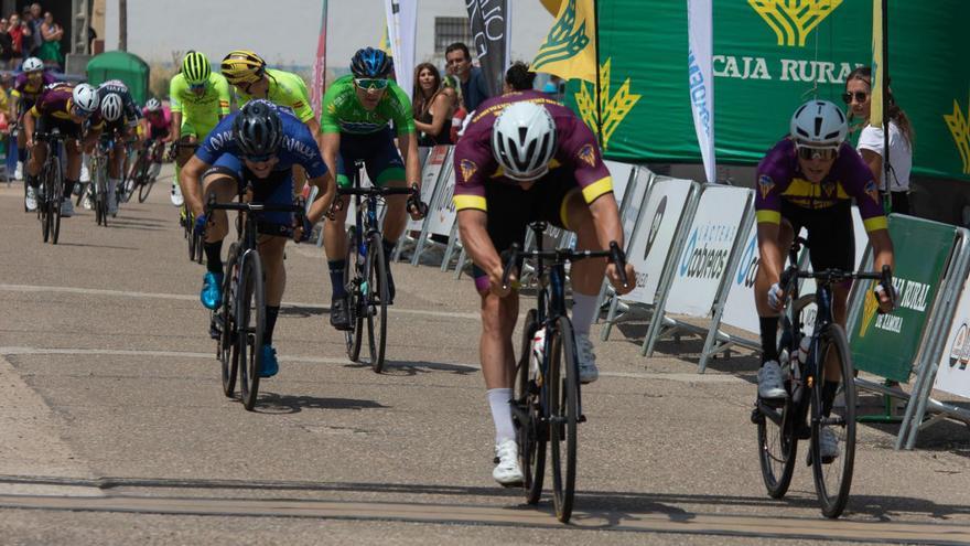 Vueta Ciclista a Zamora | Gleb Syritsa cumple los pronósticos en Valcabado