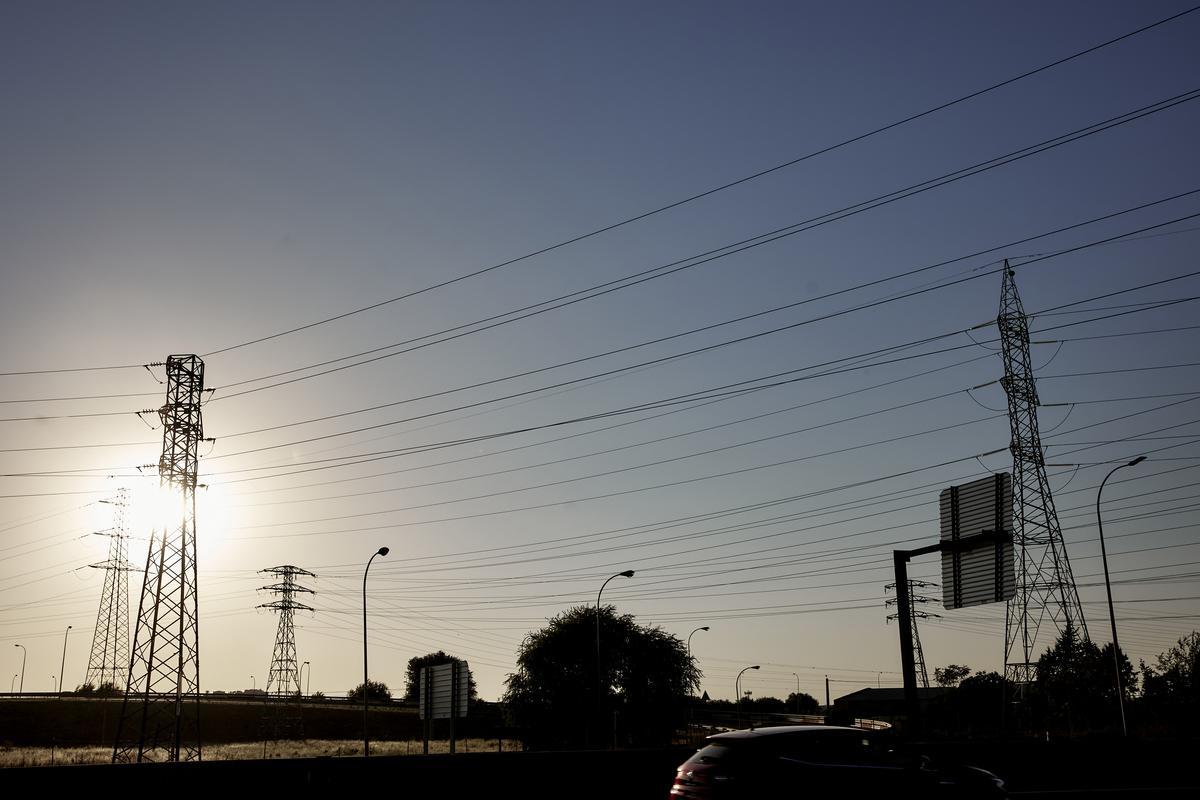 Archivo - Vista de una torre de alta tensión, a 23 de agosto de 2023, en Madrid (España). En esta cuarta ola de calor, la más prolongada en lo que va de verano, el precio de la luz se ha disparado. La cotización de la electricidad en el mercado mayorista