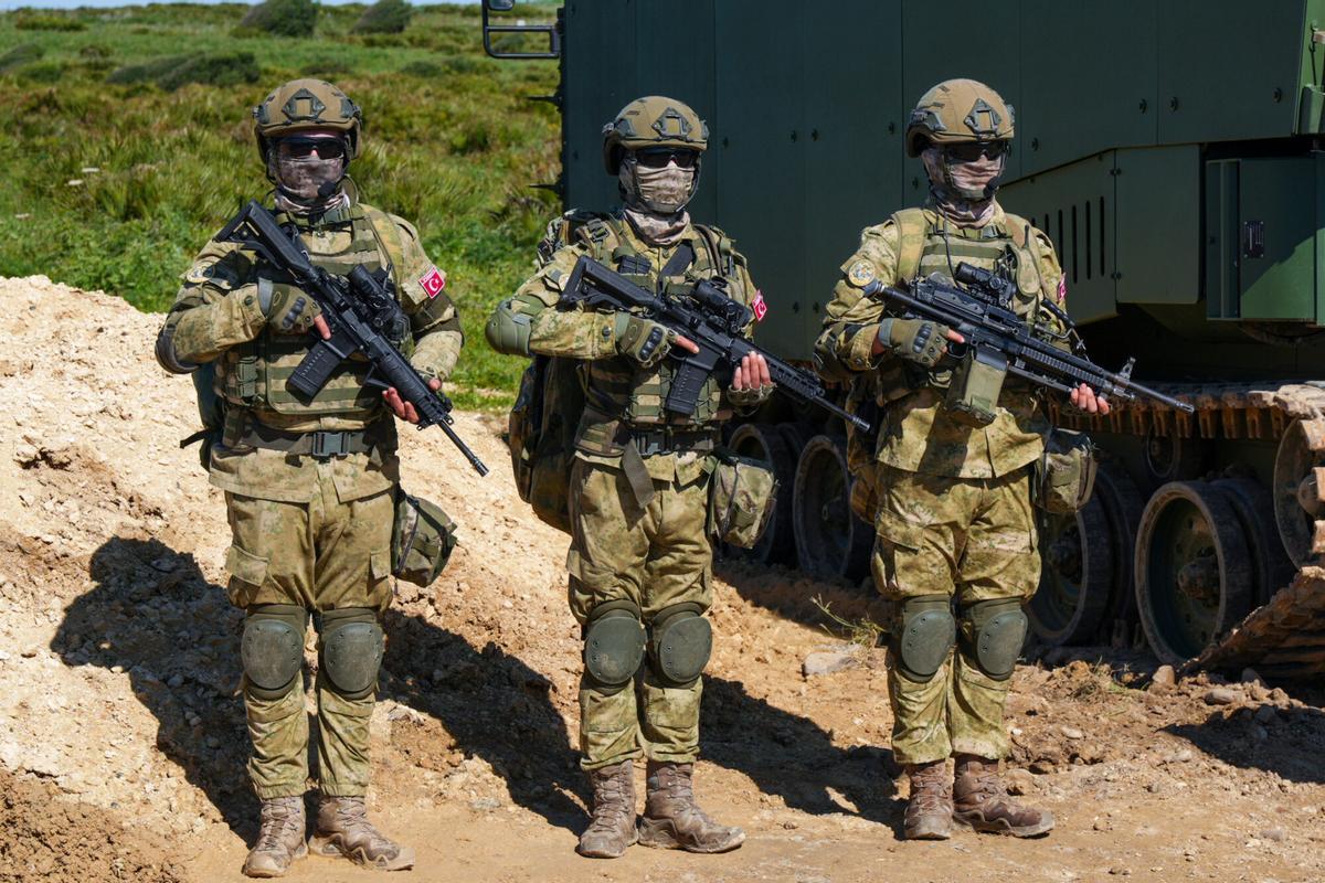 Militars de les Forces Armades espanyoles durant una exhibició: l’informe del Congrés alerta d’un dèficit d’entre 13.000 i 23.000 efectius.