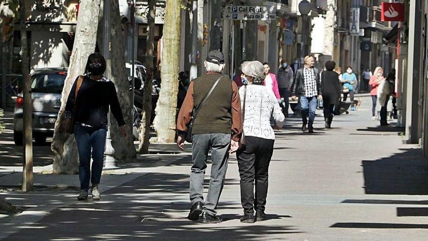 Gent passejant ahir al matí per la rambla de Sant Isidre d&#039;Igualada