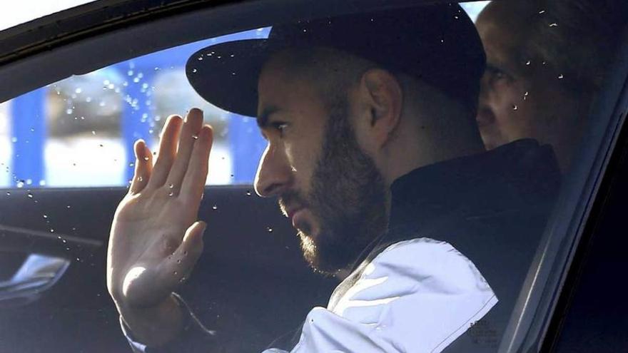 Benzema saluda a su llegada a Valdebebas.