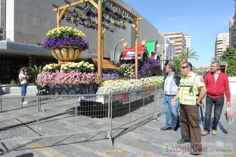 Concentración en la Avenida de la Libertad por la quema de la escultura floral
