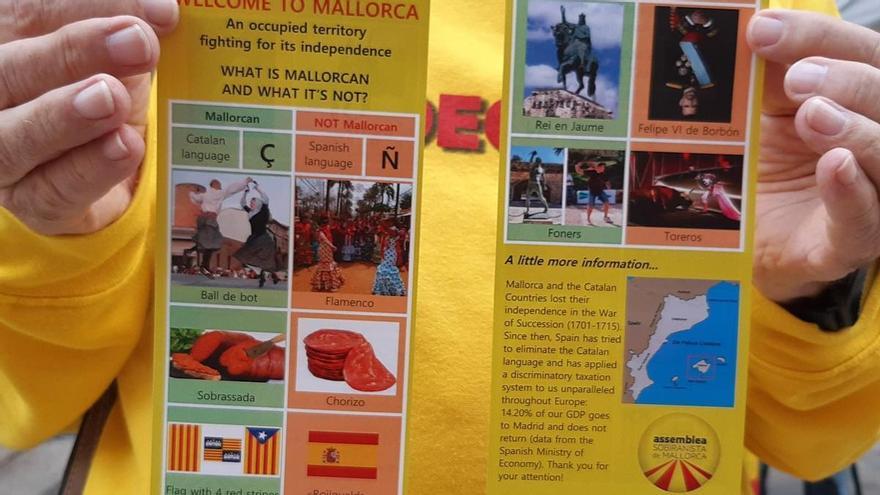 Chorizo, Flamenco, Felipe VI.: Wovon Mallorca-Urlauber laut einem Flyer lieber die Finger lassen sollten