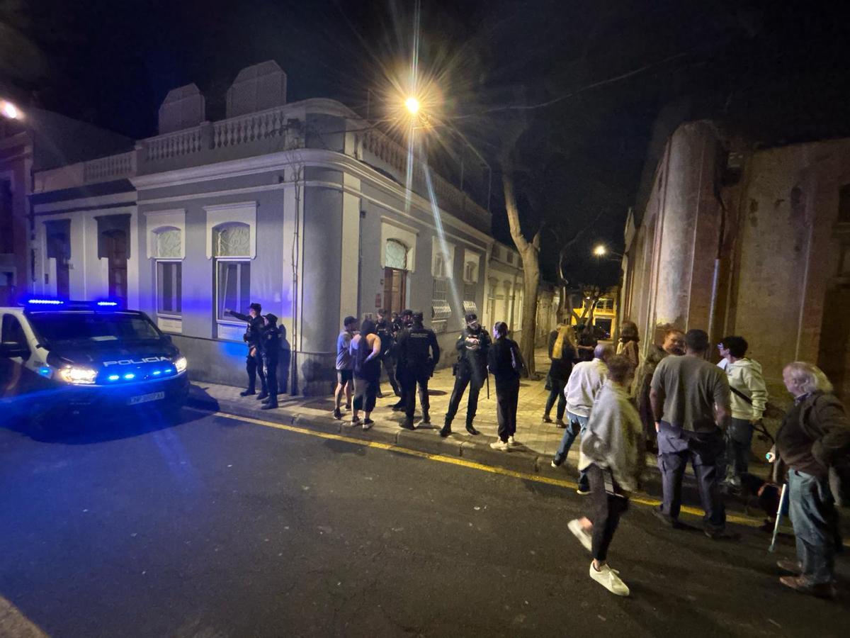 Policías nacionales y vecinos de El Toscal, el pasado miércoles en el Pasaje Segundo Ravina de El Toscal donde está la casa okupada.