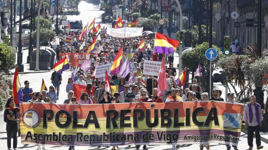 La marcha, a su 
paso por Urzáiz.   | // R. GROBAS