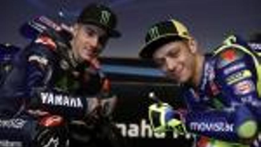 Maverick Viñales i Valentino Rossi en la presentació de Yamaha ahir a Madrid.