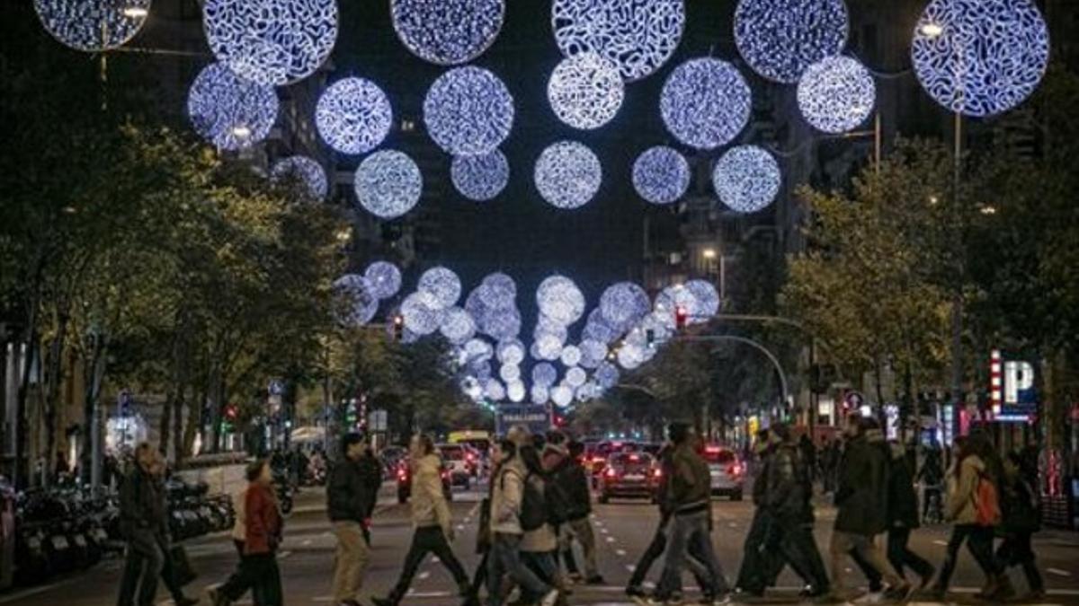 Iluminación navideña en la calle de Aragó, en las Navidades del 2013.