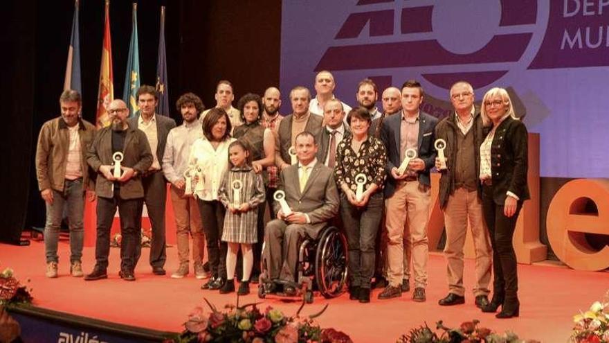 En el centro, José Alberto Álvarez, premio especial de la XIX Gala del deporte, junto con otros premiados.