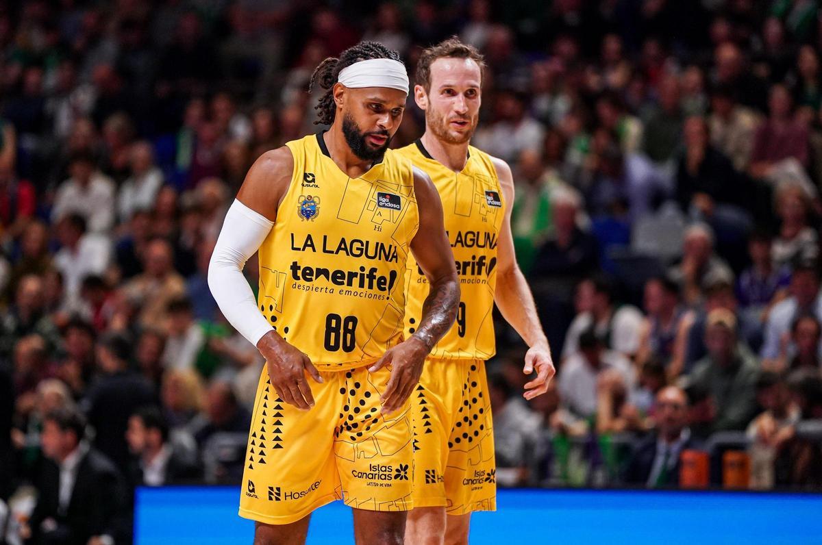 Patty Mills y Marcelinho Huertas, en el partido Unicaja-La Laguna Tenerife