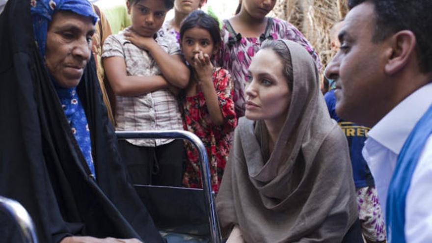 Angelina Jolie, con los refugiados.