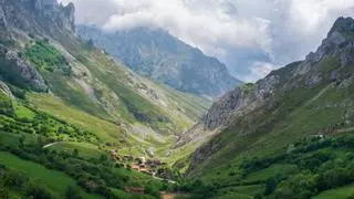 Ni en Suiza ni en Austria: uno de los pueblos más visitados de la montaña está en Asturias y parece sacado de un cuento