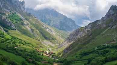 Ni en Suiza ni en Austria: uno de los pueblos más visitados de la montaña está en Asturias y parece sacado de un cuento