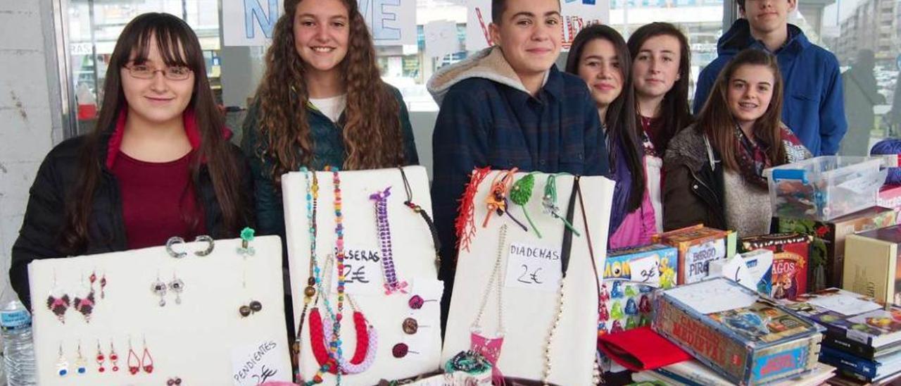 María García, Yaiza Gómez, Adrián Fernández, Irene Ordiales, Daniela Felgueres, María Suárez y Mateo Cuesta, ayer, en el puesto del Juan de Villanueva en el mercado poleso.