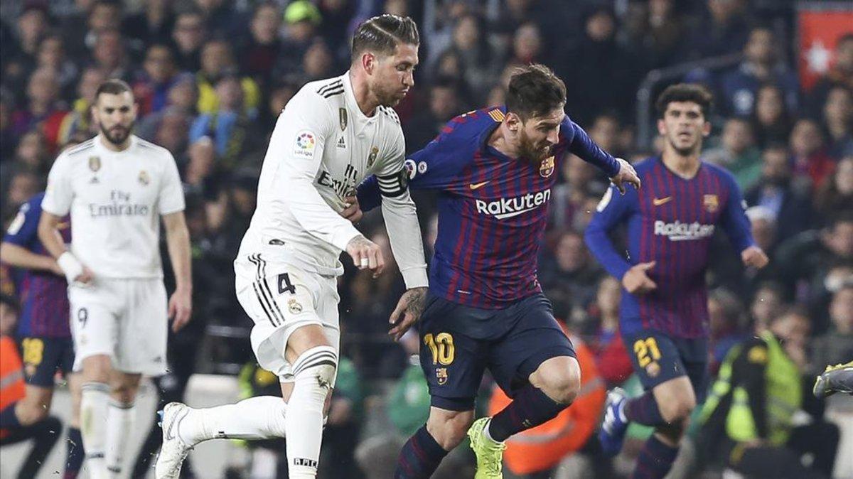 Sergio Ramos y Messi disputando un balón