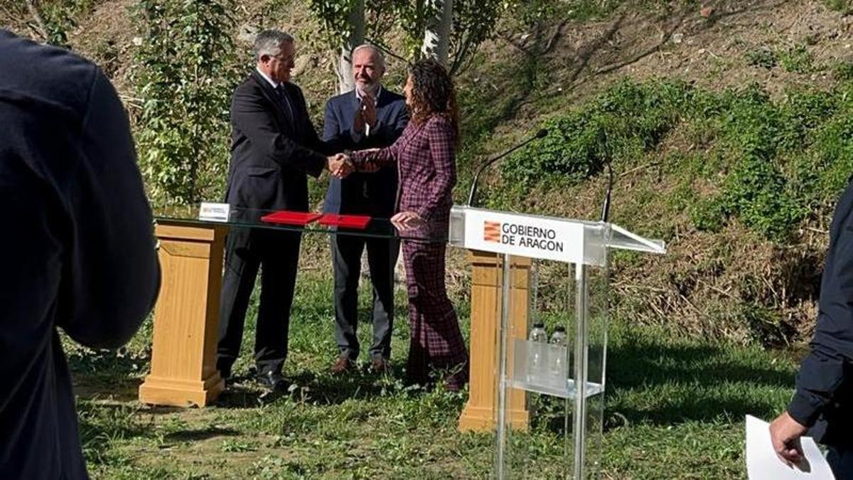 Un momento de la firma del Parque Fluvial del río Huerva.