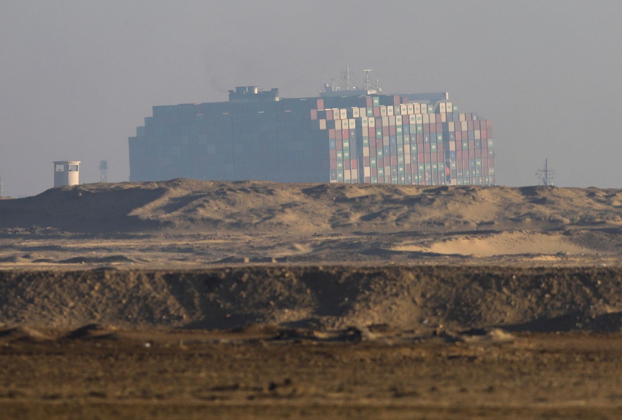 El canal de Suez, bloqueado por un carguero