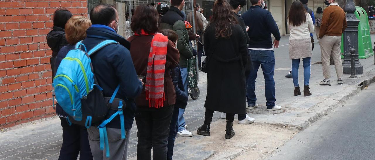 Colas para hacerse una prueba covid en un laboratorio privado de València hace unos días.