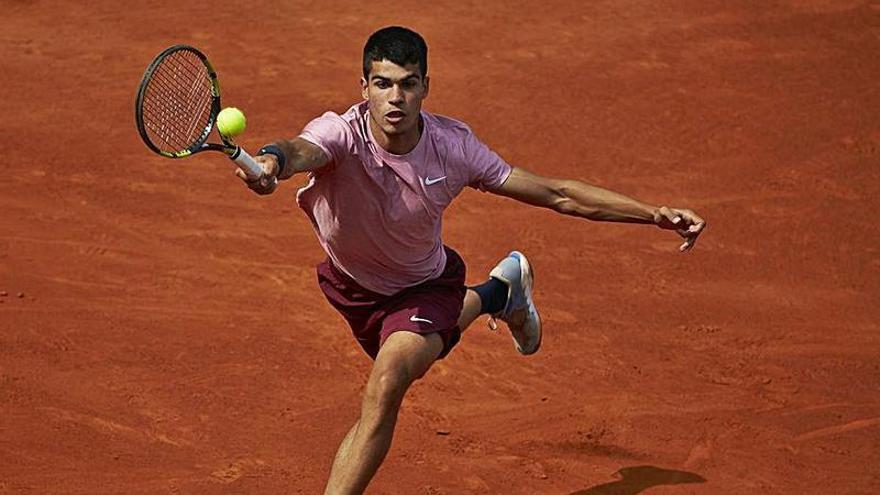 Alcaraz devuelve una bola en el partido de ayer. | BARCELONA OPEN