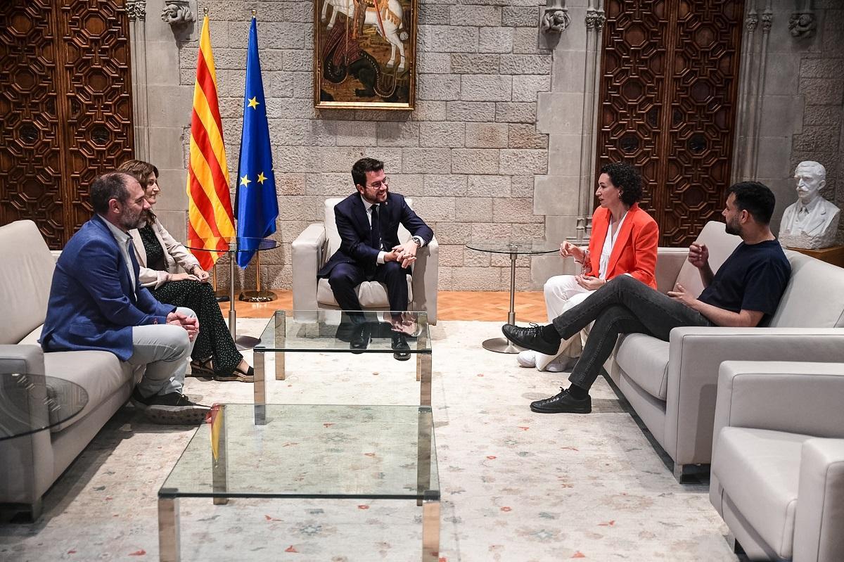 El president de la Generalitat en funciones, Pere Aragonès, con Marta Rovira, Ruben Wagensberg y Oleguer Serra