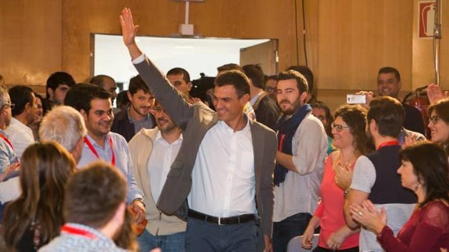 El candidato del PSOE a la Presidencia del Gobierno, Pedro Sánchez, a su llegada ayer al salón de actos del Aulario II de la Universidad de Alicante.