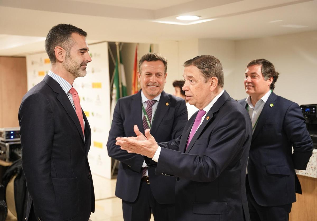 El consejero de Agricultura, Pesca, Agua y Desarrollo Rural, Ramón Fernández-Pacheco, con el ministro Luis Planas.