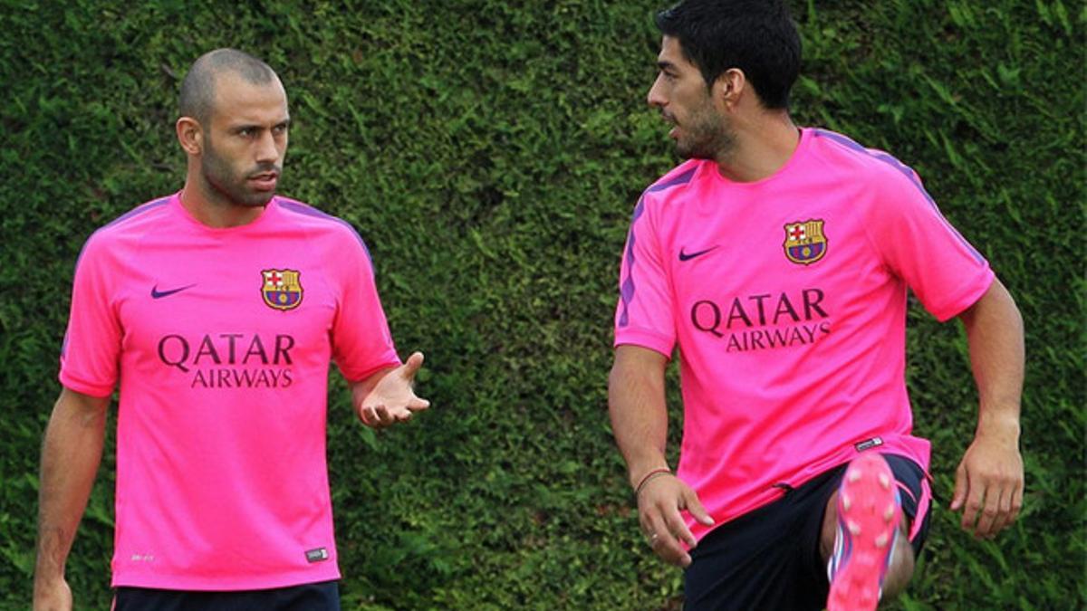 Mascherano, conversando con Luis Suárez en un entrenamiento