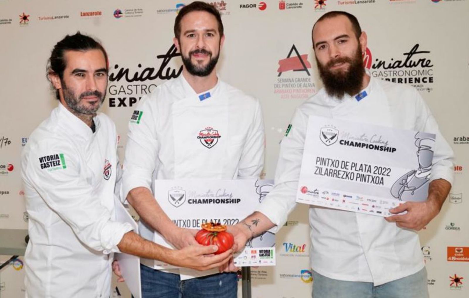 Por la izquierda, Mariano Mier, Carlos Gallego y Luis Menéndez, con su pincho en la entrega de premios. 