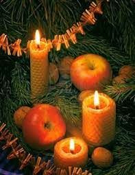 Arboles de Navidad con manzanas y velas.