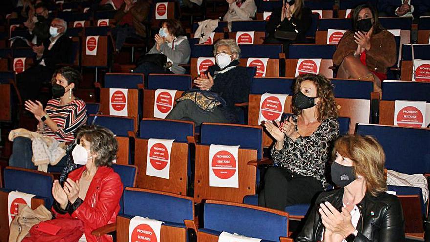 La exministra María Luisa Carcedo, a la izquierda, entre los asistentes al acto. 