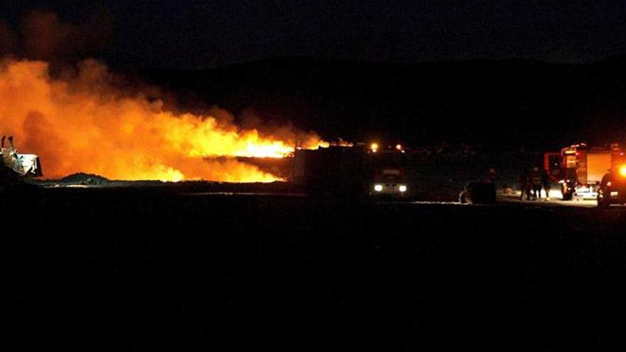 Arde una planta de reciclaje de plástico