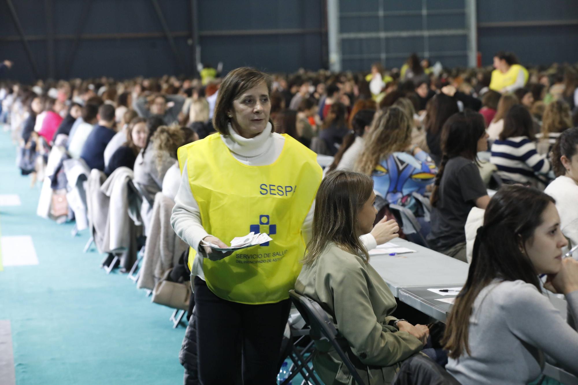 Miles de personas participan en la macrooposición de la sanidad pública asturiana.