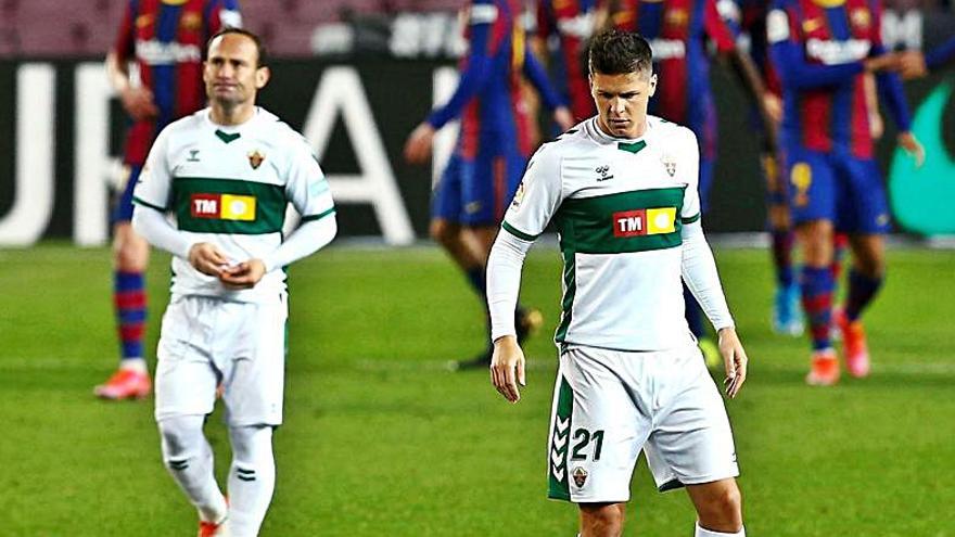 Nino y Carrillo tras el tercer gol del Barça. | EFE/ ENRIC FONTCUBERTA