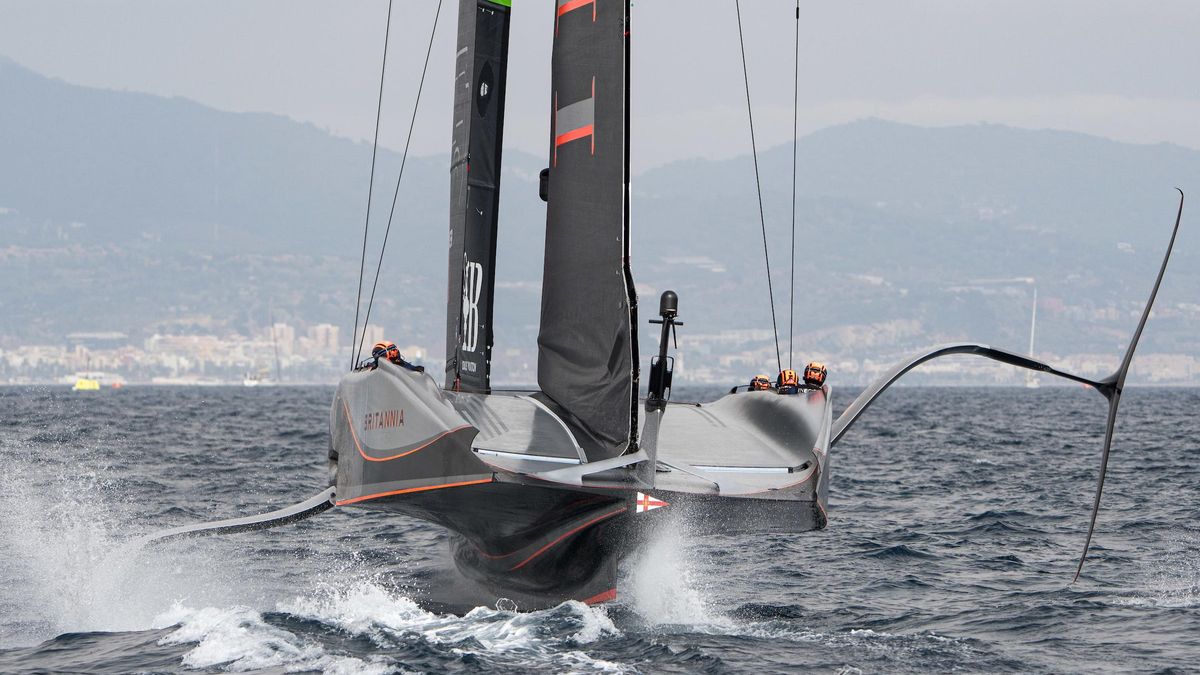 La popa del AC75 del 'Britannia', este lunes en la cuarta regata que ha perdido contra Emirates Team New Zealand.