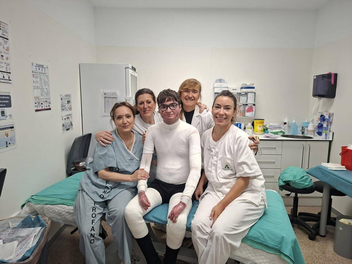 PIEL DE MARIPOSA ADRÍAN SOTO CORTÉS Y SU MADRE VIRGINIA, TRAS LA PRIMERA DOSIS CON VYJUVEK