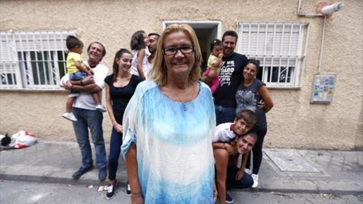 María Ángeles Rodríguez posa con sus hijos, yernos y nietos frente a su casa en el barrio madrileño de Canillejas, ayer.