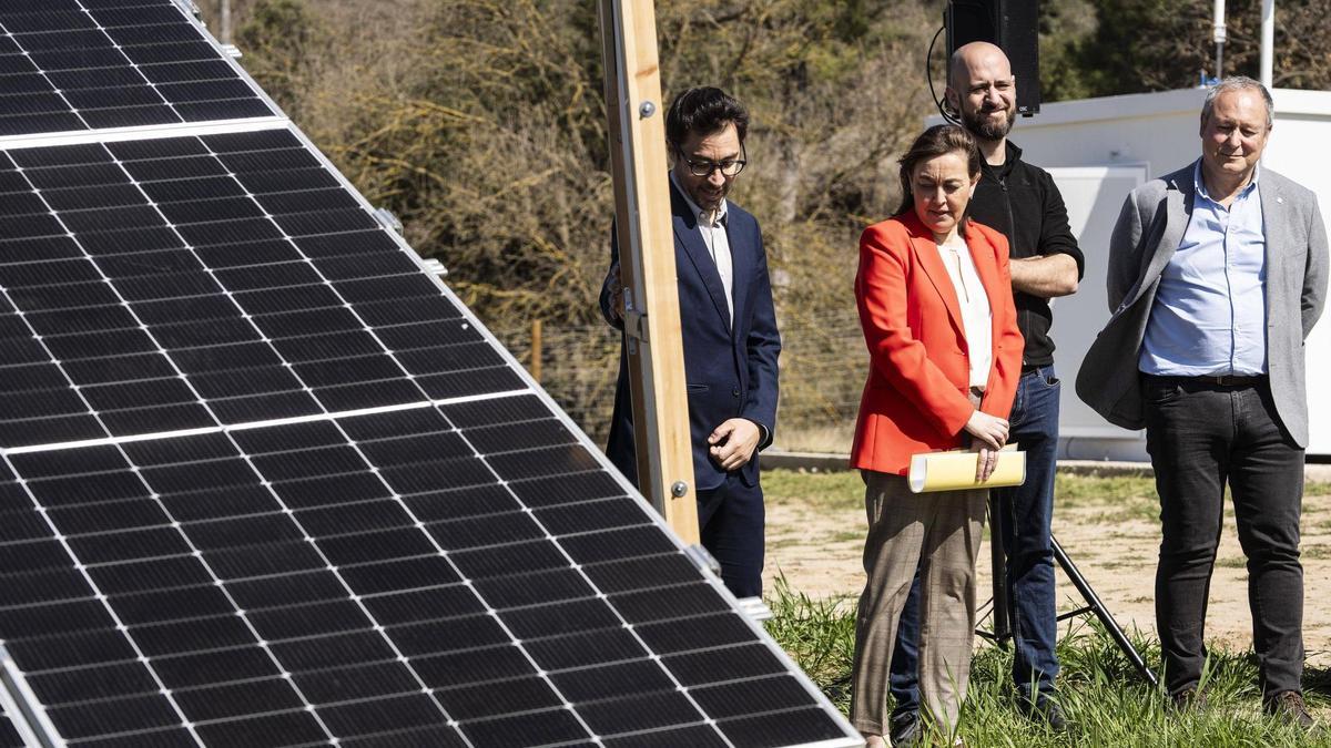 La consellera en la visita al parc solar de Casserres