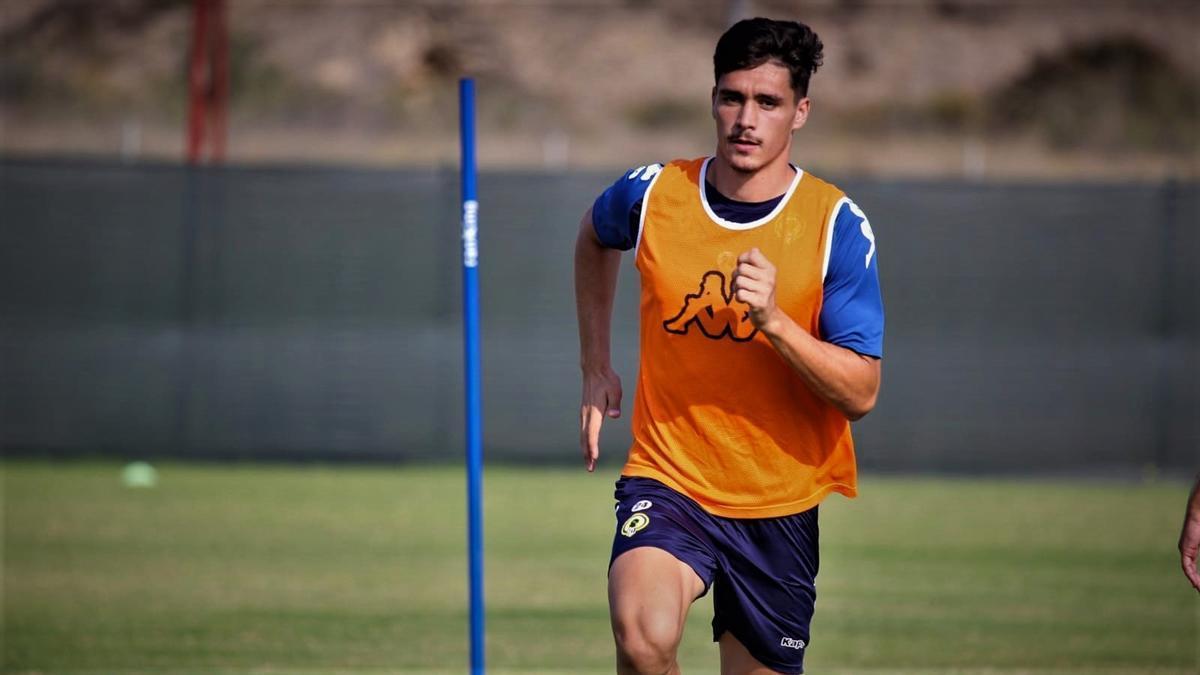 El central alicantino Sergi Molina, durante una sesión de trabajo con el primer equipo al inicio de la pasada temporada.