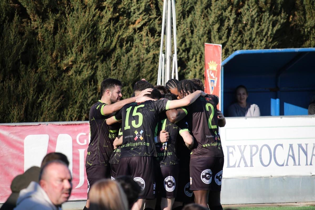 Los jugadores del Illueca celebran el primer gol ante el CD Zuera.