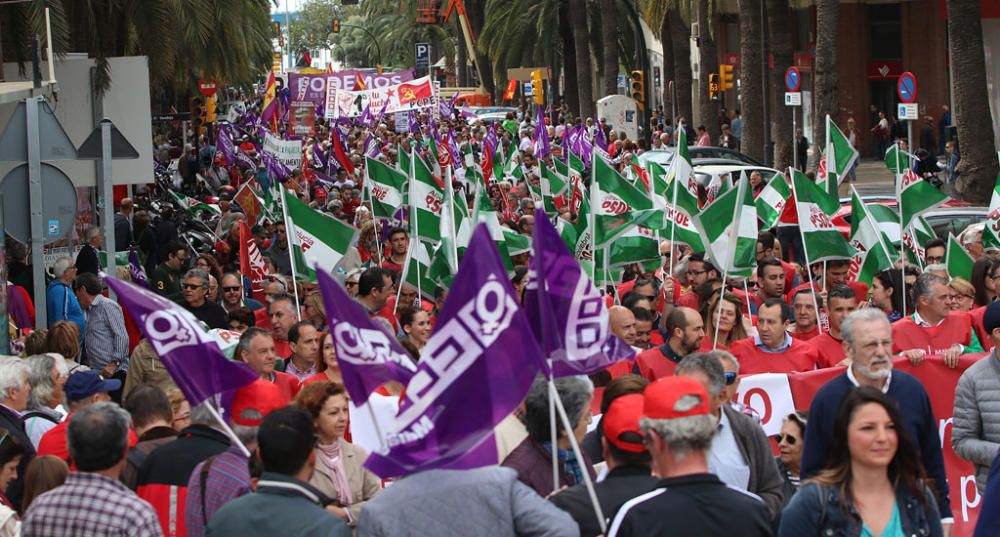 Miles de personas participan en la marcha convocada por los sindicatos para este martes, Día Internacional del Trabajo