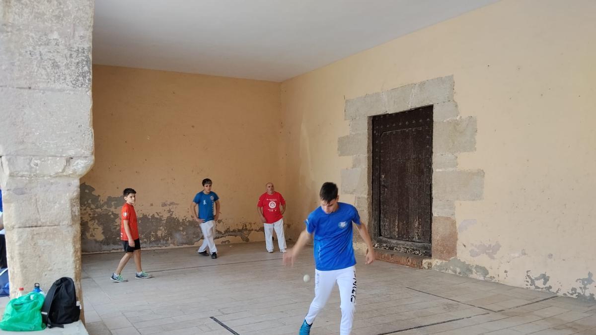 Partida en un trinquete turolense.