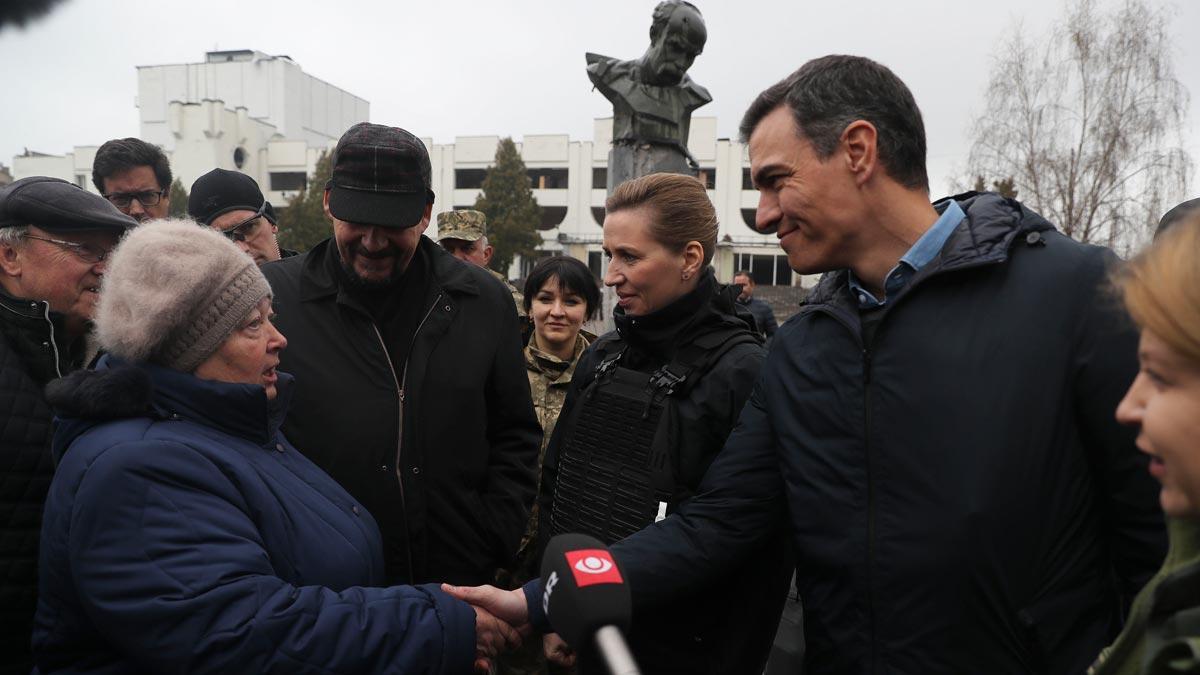 Pedro Sánchez recorre las calles de la ciudad ucraniana de Borodyanka