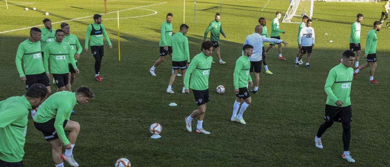 Los jugadores del Elche, durante un entrenamiento con el nuevo cuerpo técnico. | ANTONIO AMORÓS