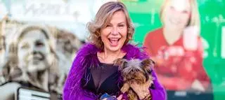 María Jesús y su acordeón se despiden de Benidorm tras 50 años cantando en la ciudad
