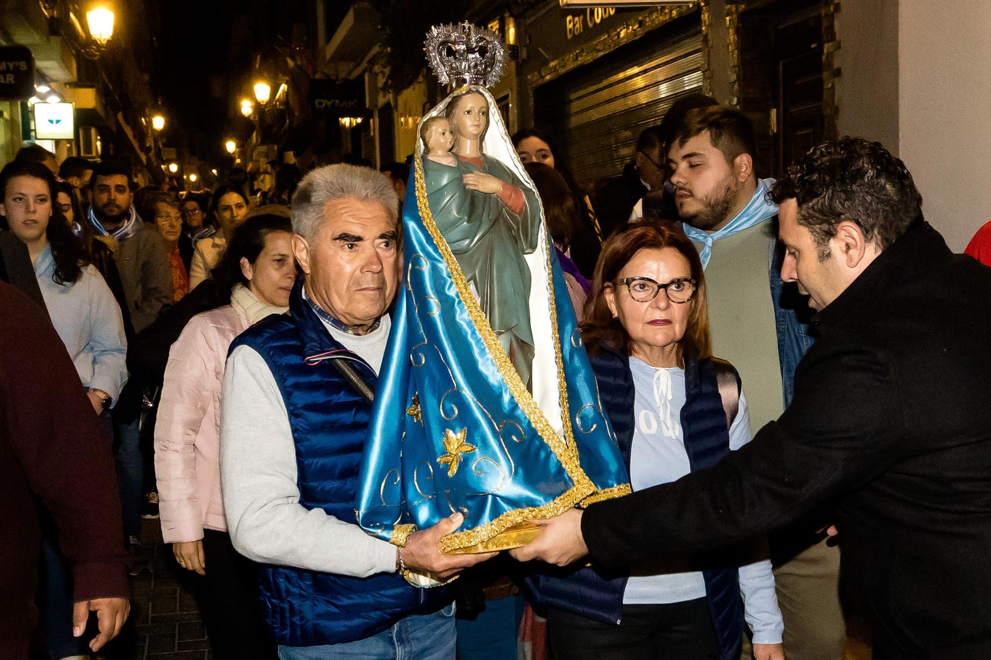 Devoción en Benidorm en la procesión de L'Alba