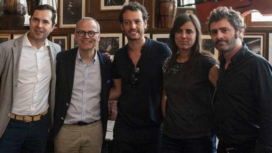 Autoridades y responsables de la película, en la presentación, ayer, en el Café Latino. // Brais Lorenzo