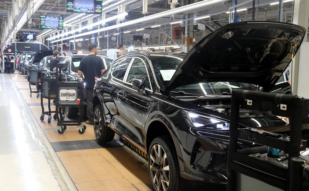 Nous Cupra León i Formentor a la linia de muntatge número 2