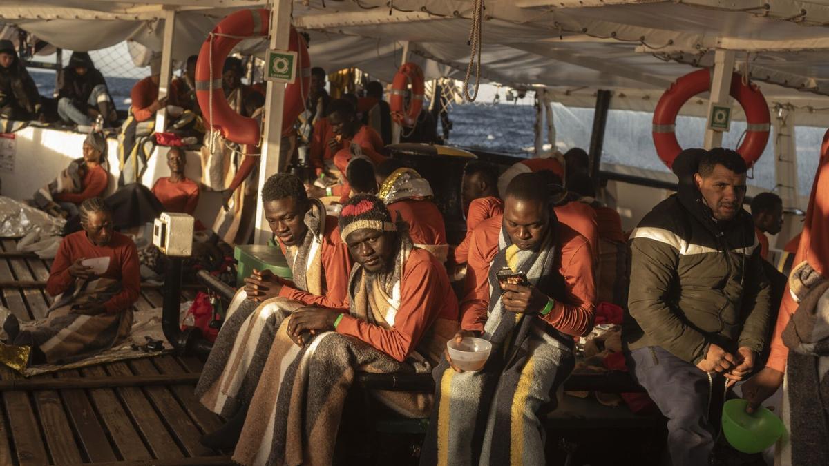 Un grupo de inmigrantes rescatados por Open Arms frente a la costa de Libia.