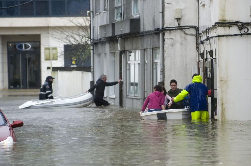 Evacuados en zodiac por las inundaciones en Sada